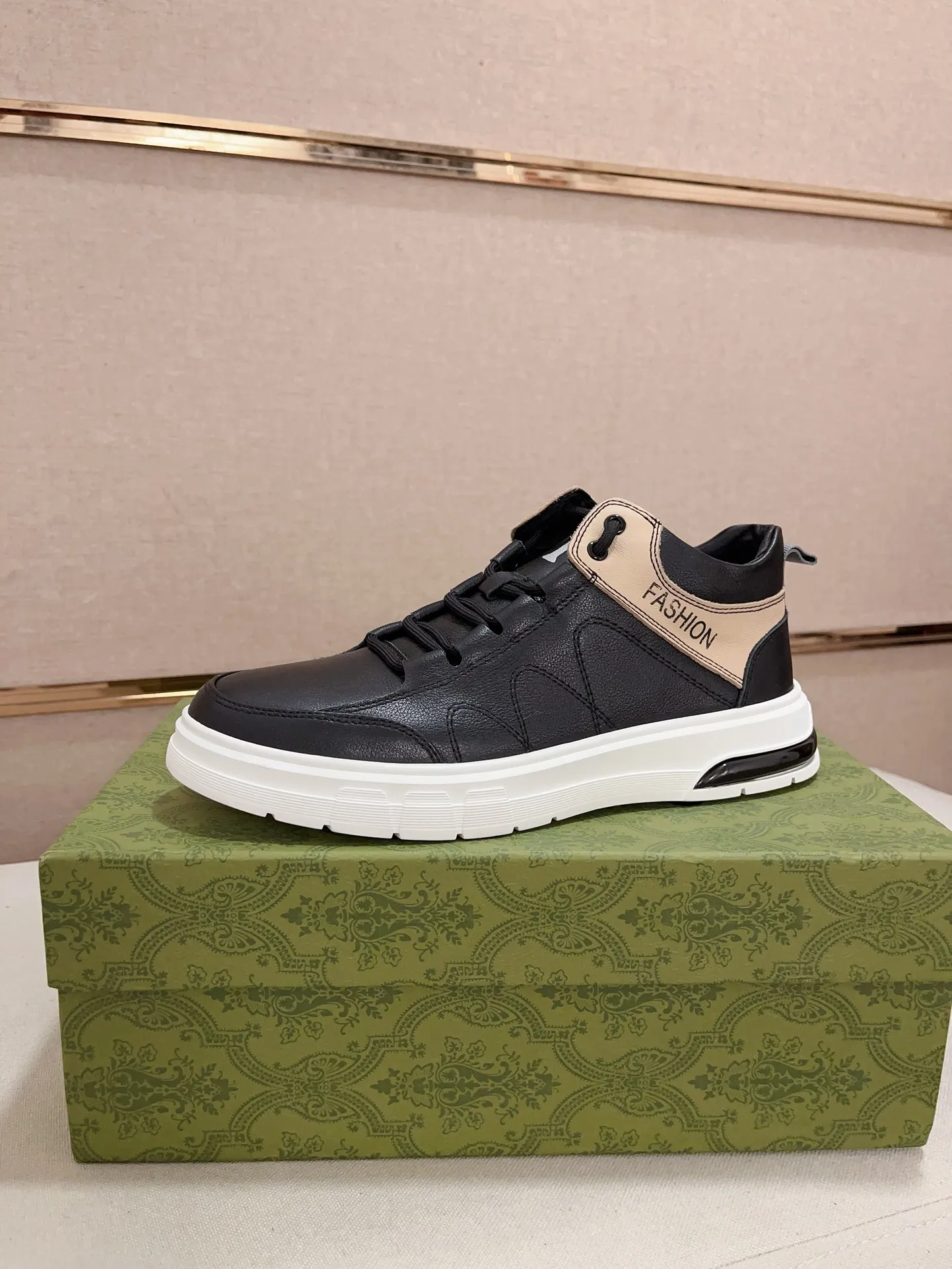 Men's shoes 💰 440 💰 High-quality new high-top GUCCI counters are on the market at the same time. The new men's shoes, 😘fabrics are selected imported cowhide, lining: sheepskin lining. 👍🏿 High-end ☄️ air-cushion molded anti-slip rubber outsole, exquisite lines, simple and elegant, comfortable and high-end for leisure travel. Code number: 38 to 44 (45 can be customized and cannot be returned or exchanged)